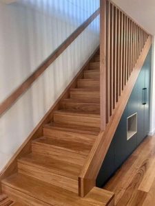 Escaleras de interior con escalones de madera