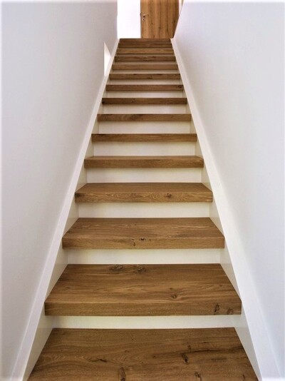 Escalera de madera barnizada 3