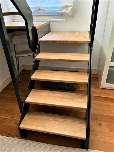 Escalera de madera barnizada 4
