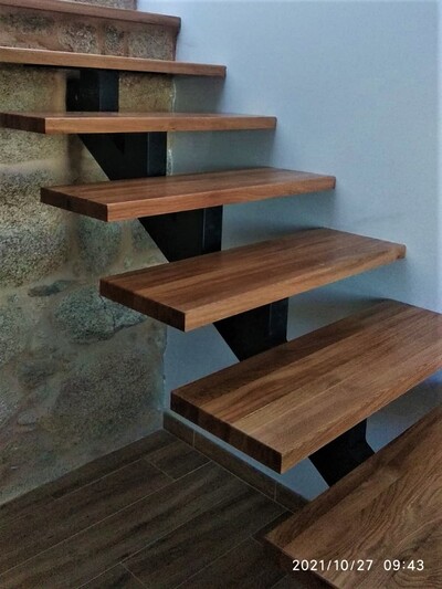 Escaleras de madera barnizada para interior