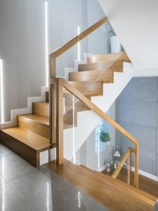 Peldaños para escaleras de madera de casa